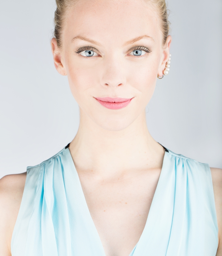nrm_1408047964-cosmo-social-interview-makeup-how-to