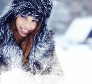 Smiling-woman-in-winter-portrait-high-resolution